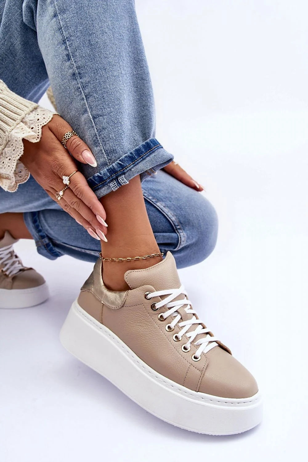 Chaussures de sport modernes en cuir synthétique beige, plateforme massive, lacets blancs, confort tout au long de la journée, style épuré pour femme