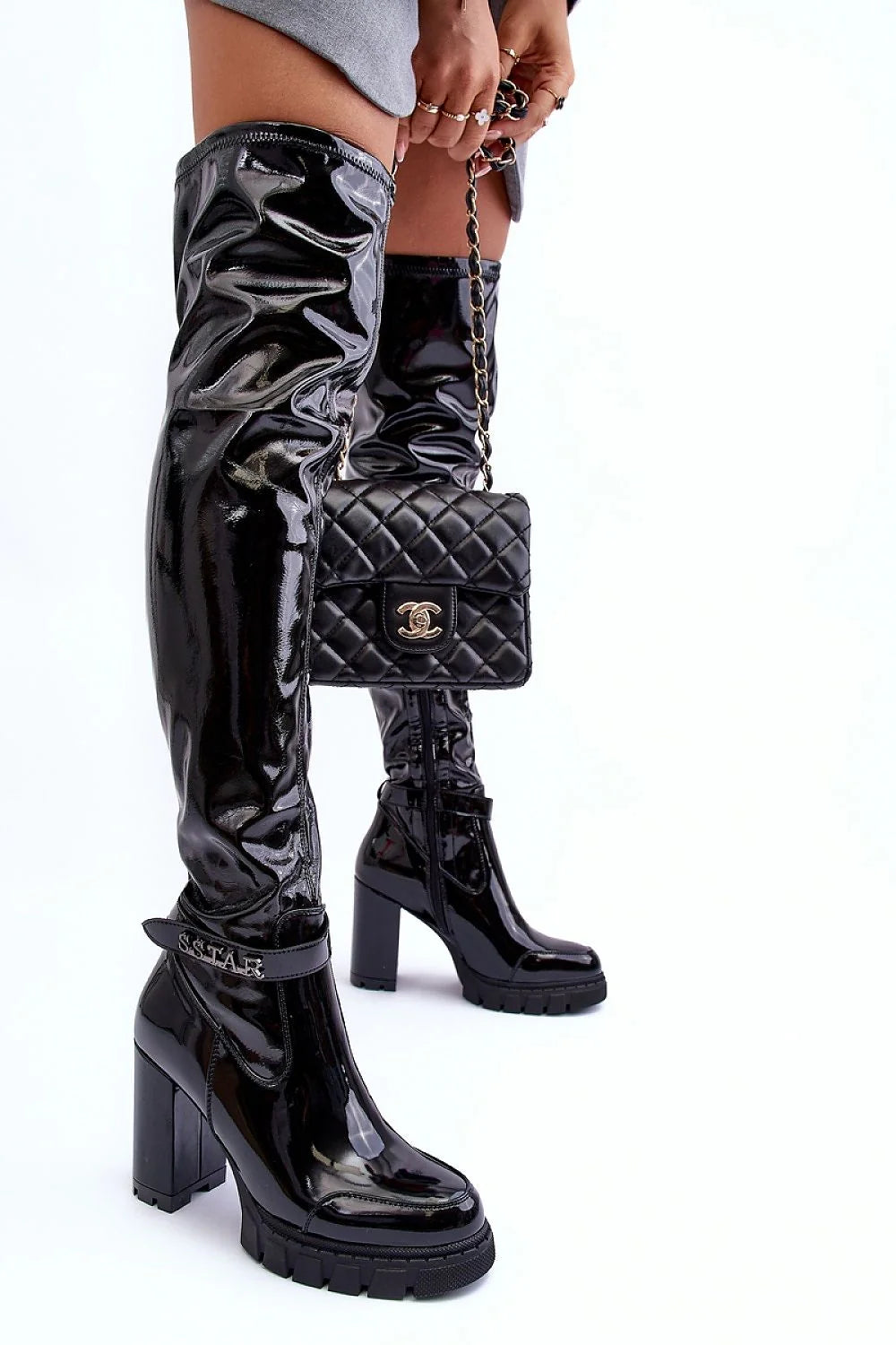 Bottes à talons audacieuses cuir verni noir haute tige genou montante plateforme détails métalliques femme