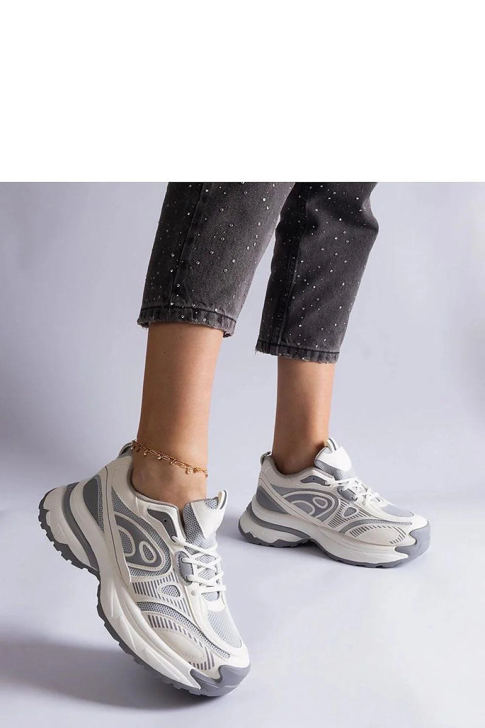 Baskets pour femmes design moderne sportif gris clair et blanc confortables lacets cuir synthétique athleisure respirant