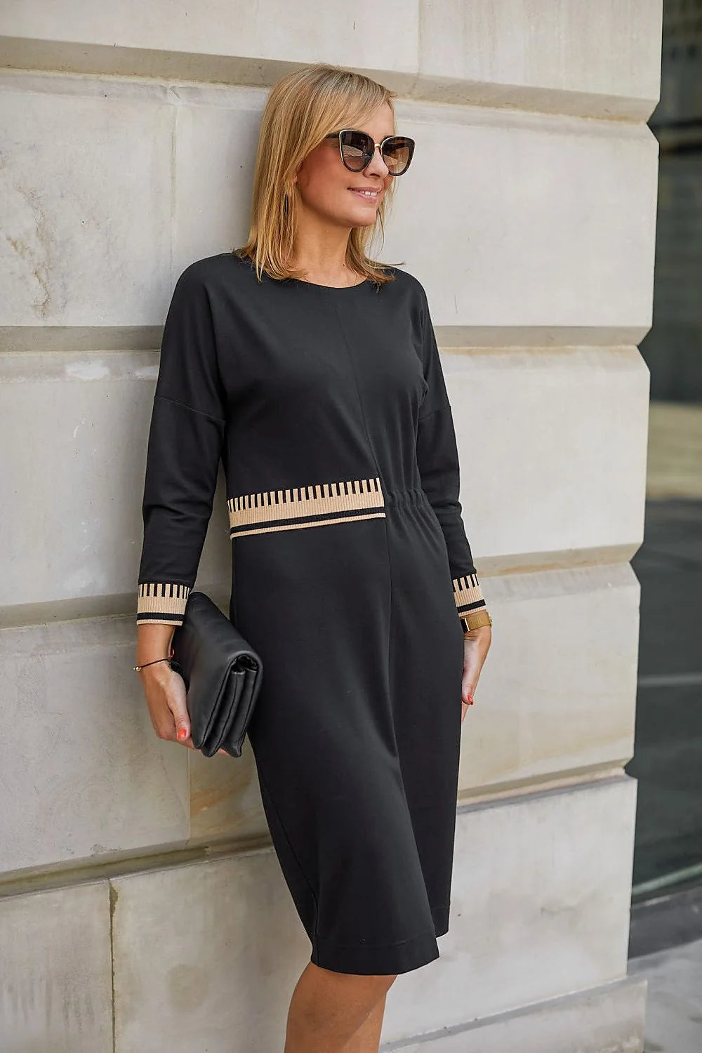 Robe de jour élégante noire La Aurora manches longues détails beige taille ajustable femmes matures