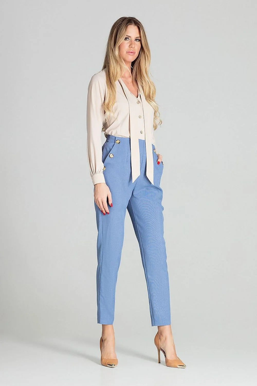 Chemise blanche polyester manches longues élégante boutons dorés style professionnel femme active garde-robe essentielle