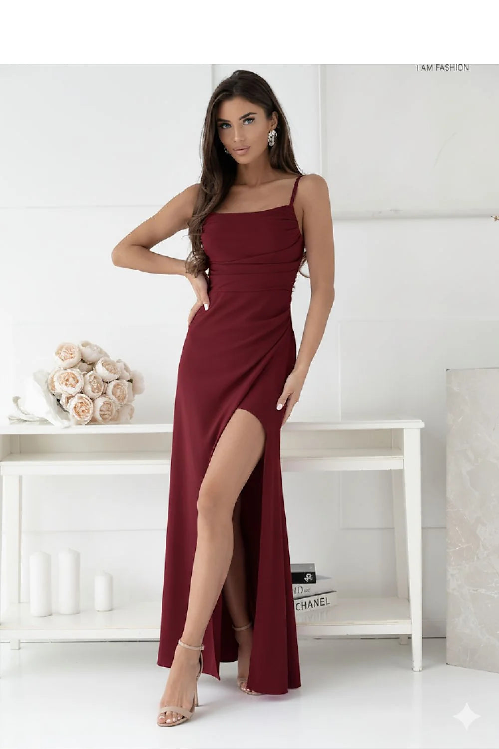 robe soirée longue bordeaux satinée moulante cintrée fines bretelles décolleté droit drapé buste fente haute latérale fermeture éclair cachée