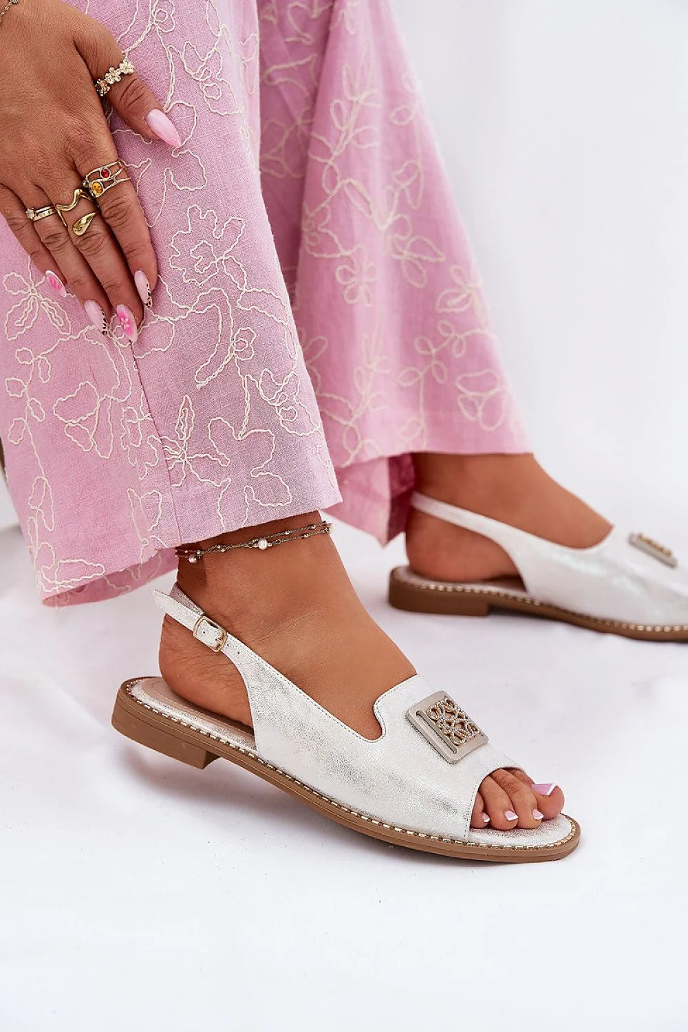 Sandales élégantes pour femmes en simili cuir argenté, détails décoratifs, confort maximal, style moderne, occasions multiples