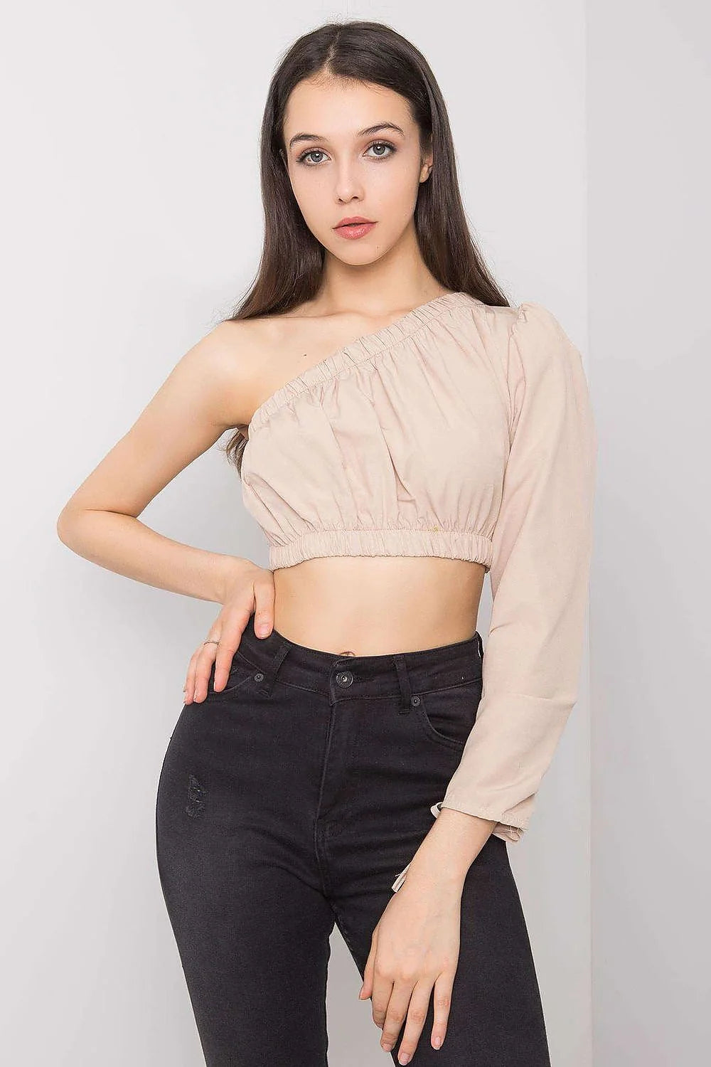 Top asymétrique femme manche longue décolleté asymétrique matériau léger coupe moderne coloris beige pâle