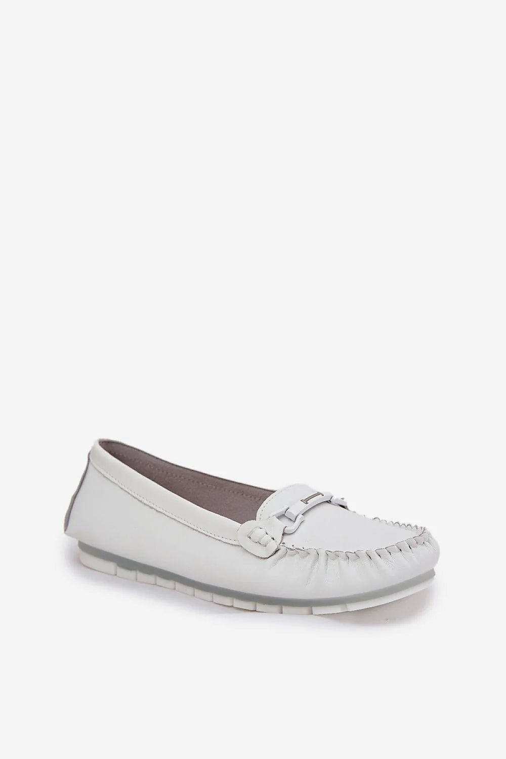Mocassins pour femme élégants et intemporels en cuir naturel blanc confortables semelle caoutchouc buckle argenté