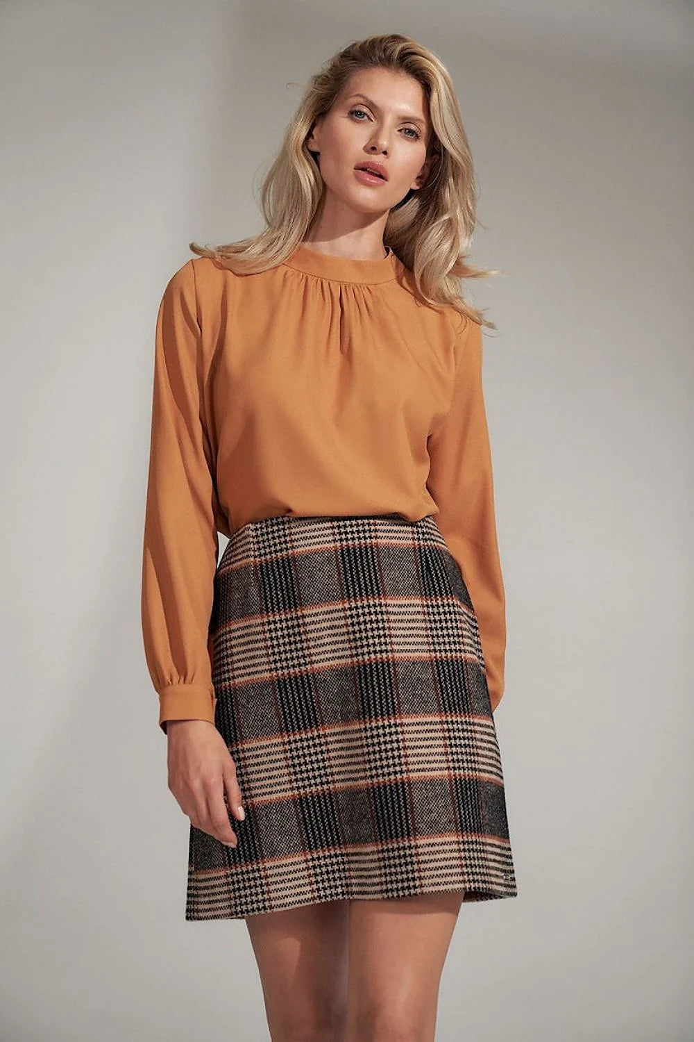 Ensemble chemisier blanc polyester jupe marron élégant mode professionnelle femme chic moderne allure sophistiquée