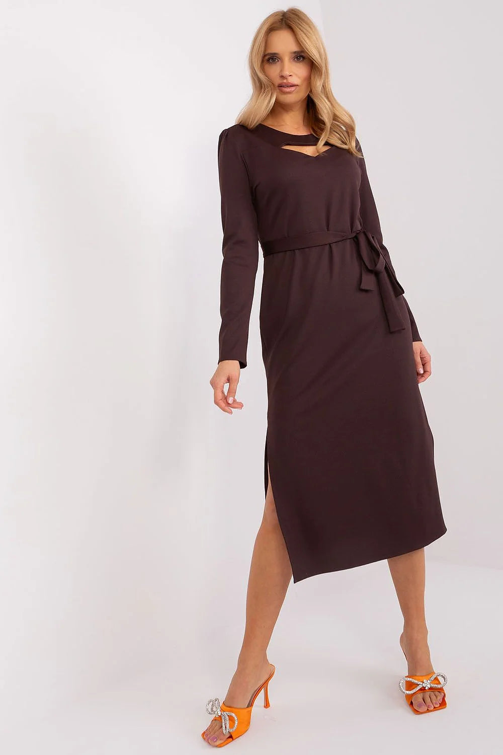 Robe de jour Lakerta élégante coupe midi ajustée manches longues encolure découpée ceinture assortie tissu côtelé marron profond femmes