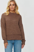 Chandail Makadamia pull femme style décontracté coupe ample longues manches col rond matière douce automne hiver marron