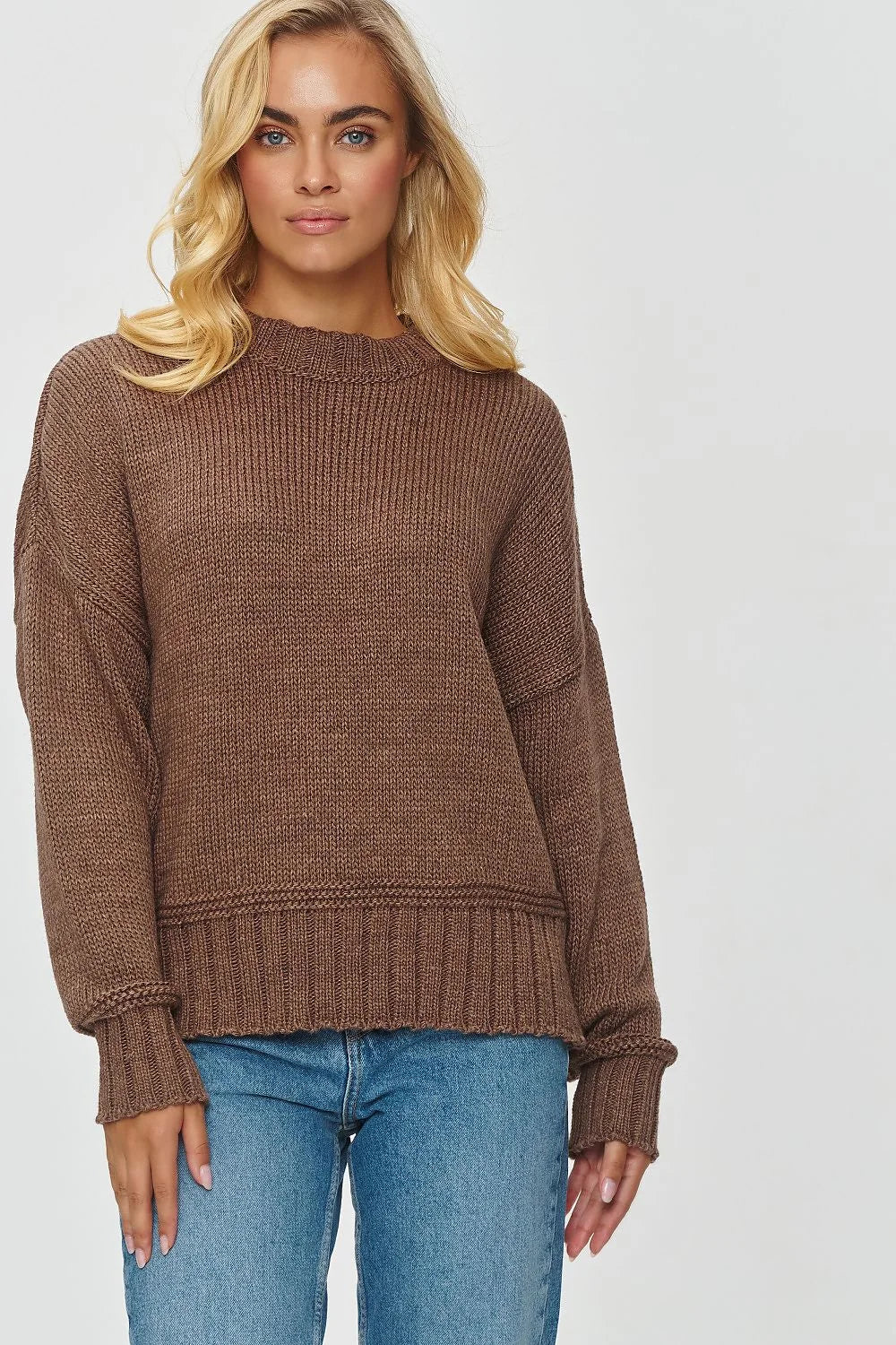 Chandail Makadamia pull femme style décontracté coupe ample longues manches col rond matière douce automne hiver marron