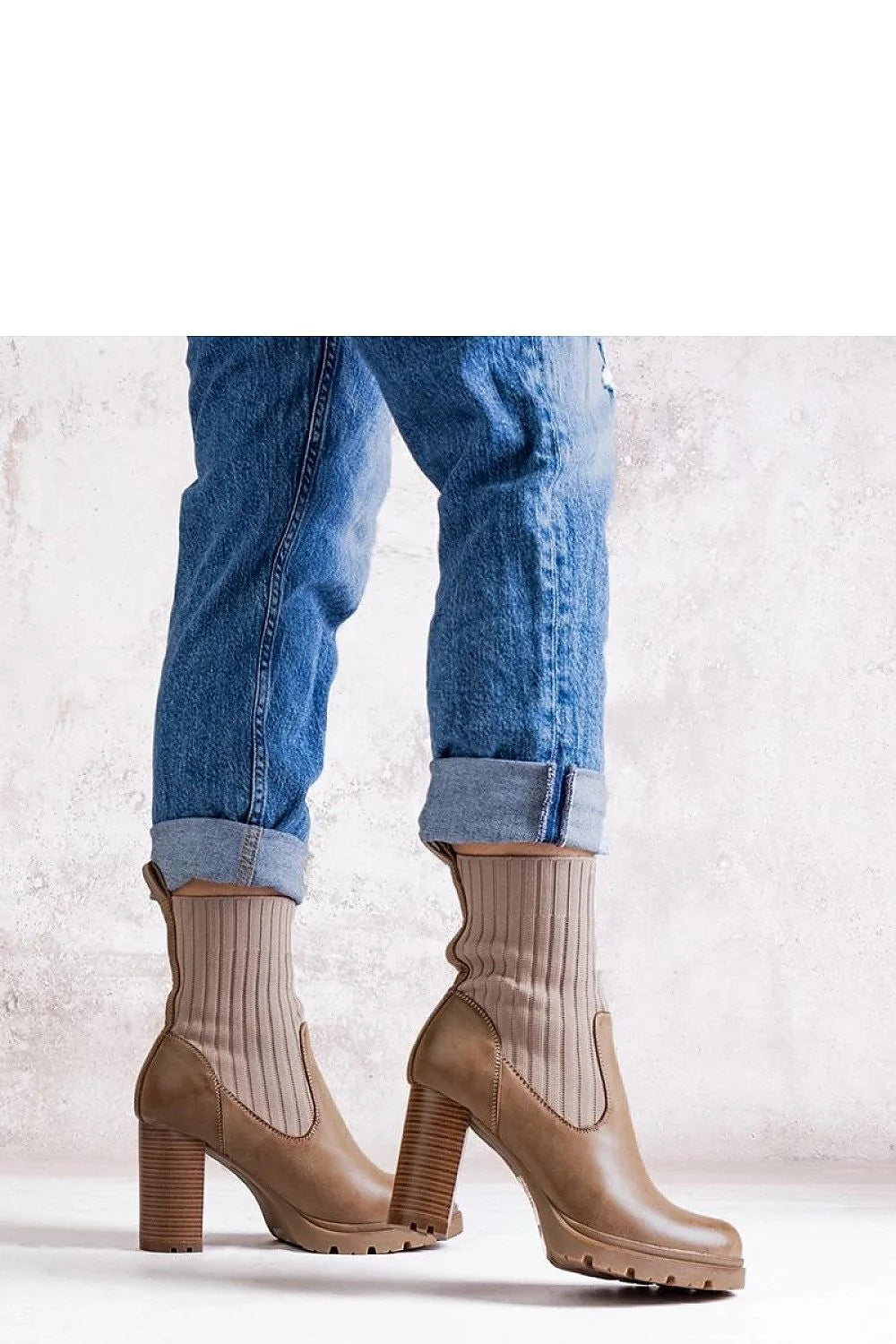 Bottes à talons Solea mid-calf cuir lisse taupe élastique ajusté détails côtelés semelle caoutchouc adhérence durabilité femmes
