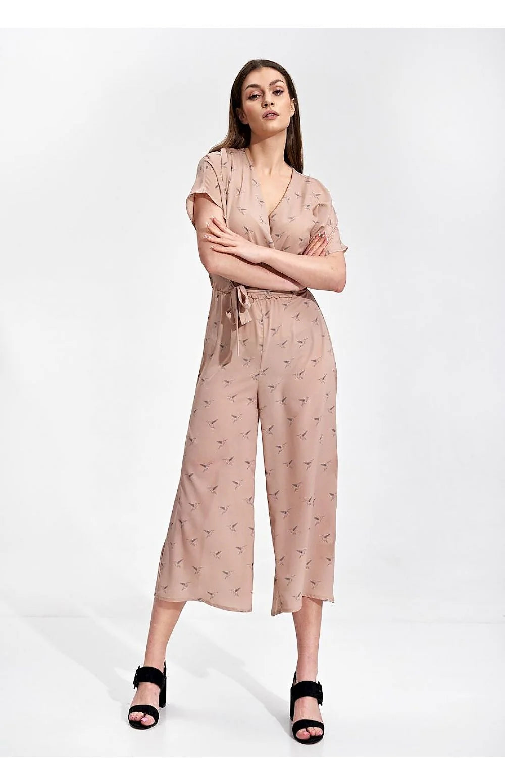 Combinaison Figl pour femme, design élégant, coupe fluide, manches courtes, encolure V croisée, beige rosé, vêtement mode, occasion décontractée, style moderne
