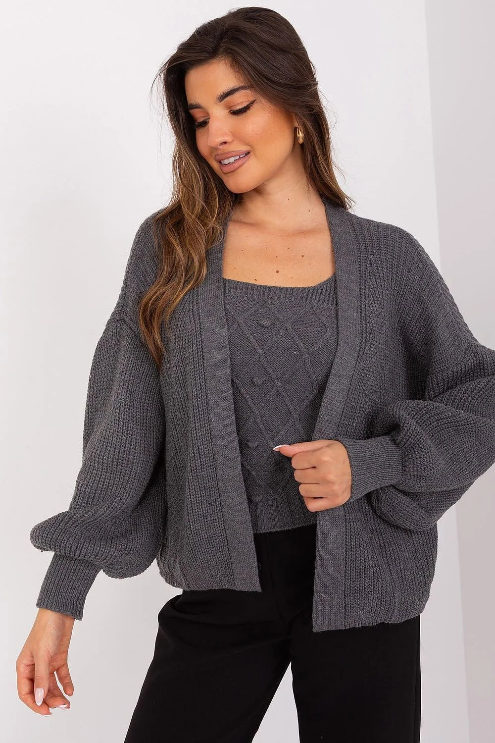 ensemble femme deux pièces cardigan oversize manches bouffantes grosse maille gris anthracite débardeur cropped torsadé côtelé encolure carrée