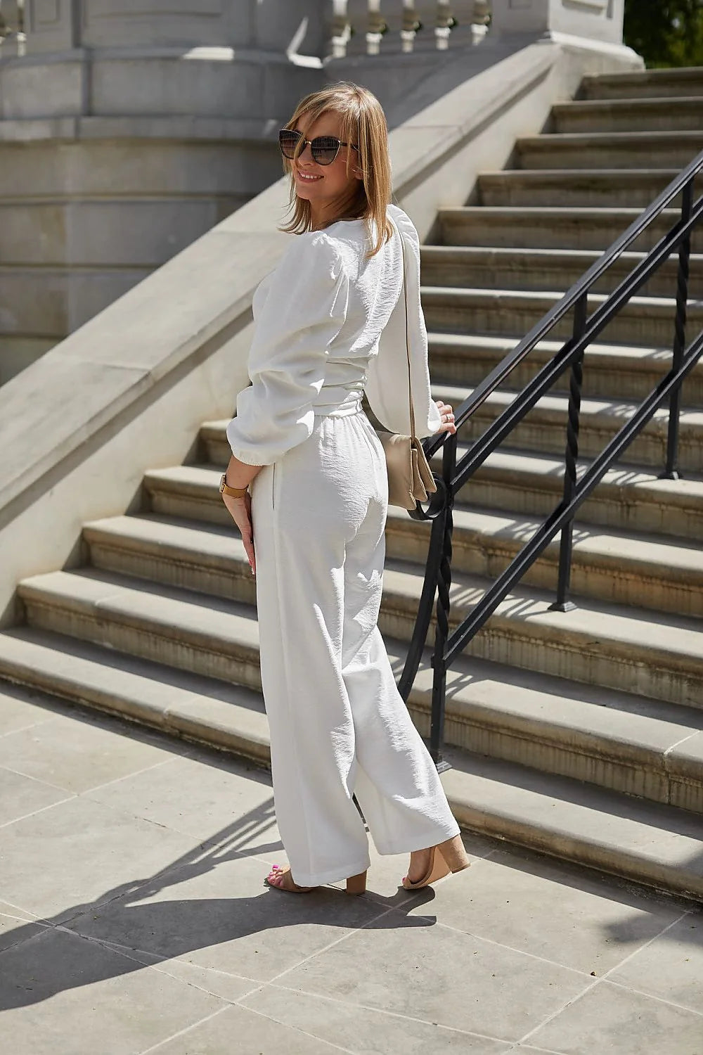 Ensemble visiteur féminin moderne style cache-cœur tissu blanc coton manches longues ceinture ajustable jambes larges