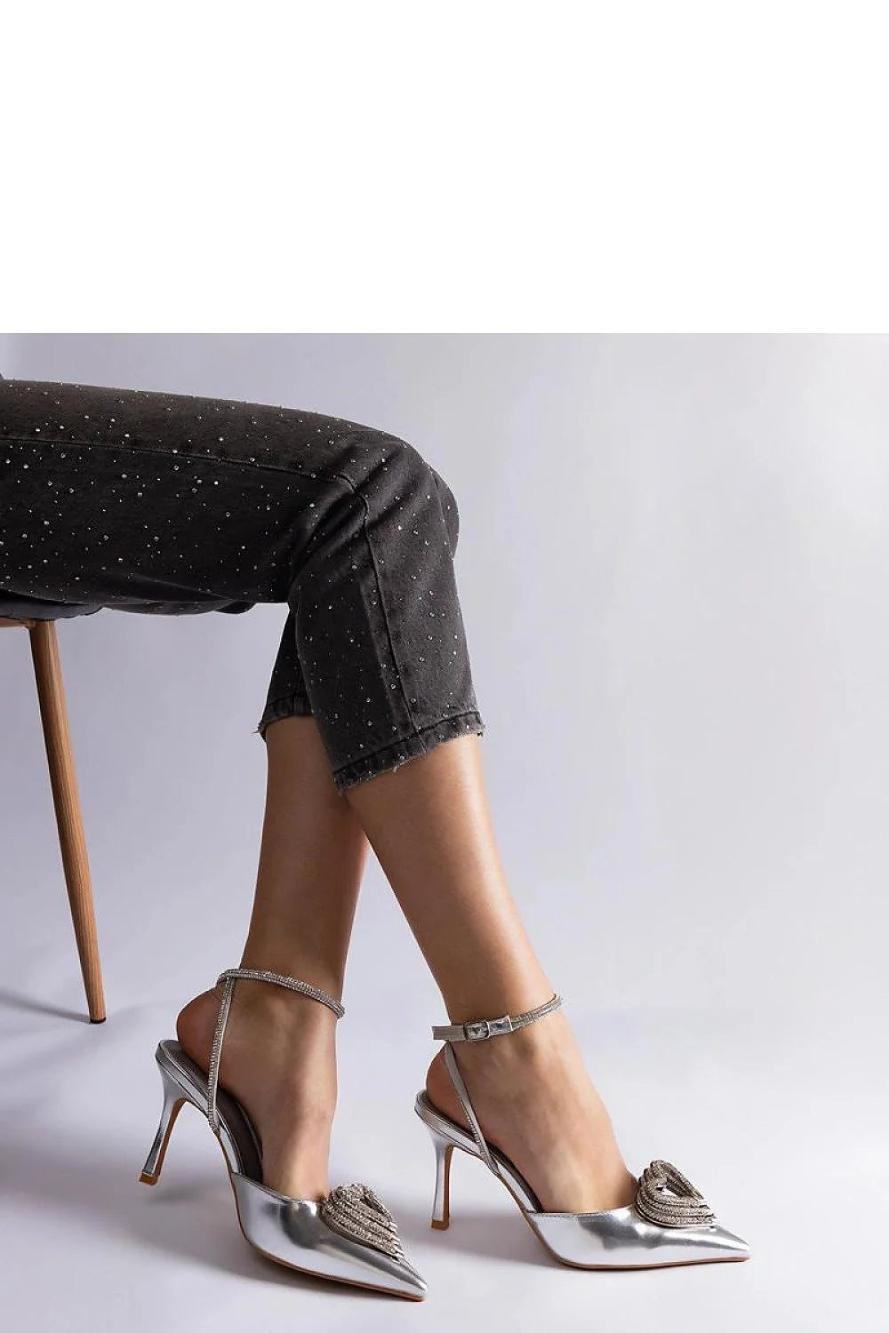 Escarpins à talons hauts design moderne élégant argenté cuir métallisé sangle cheville slingback occasions spéciales femmes