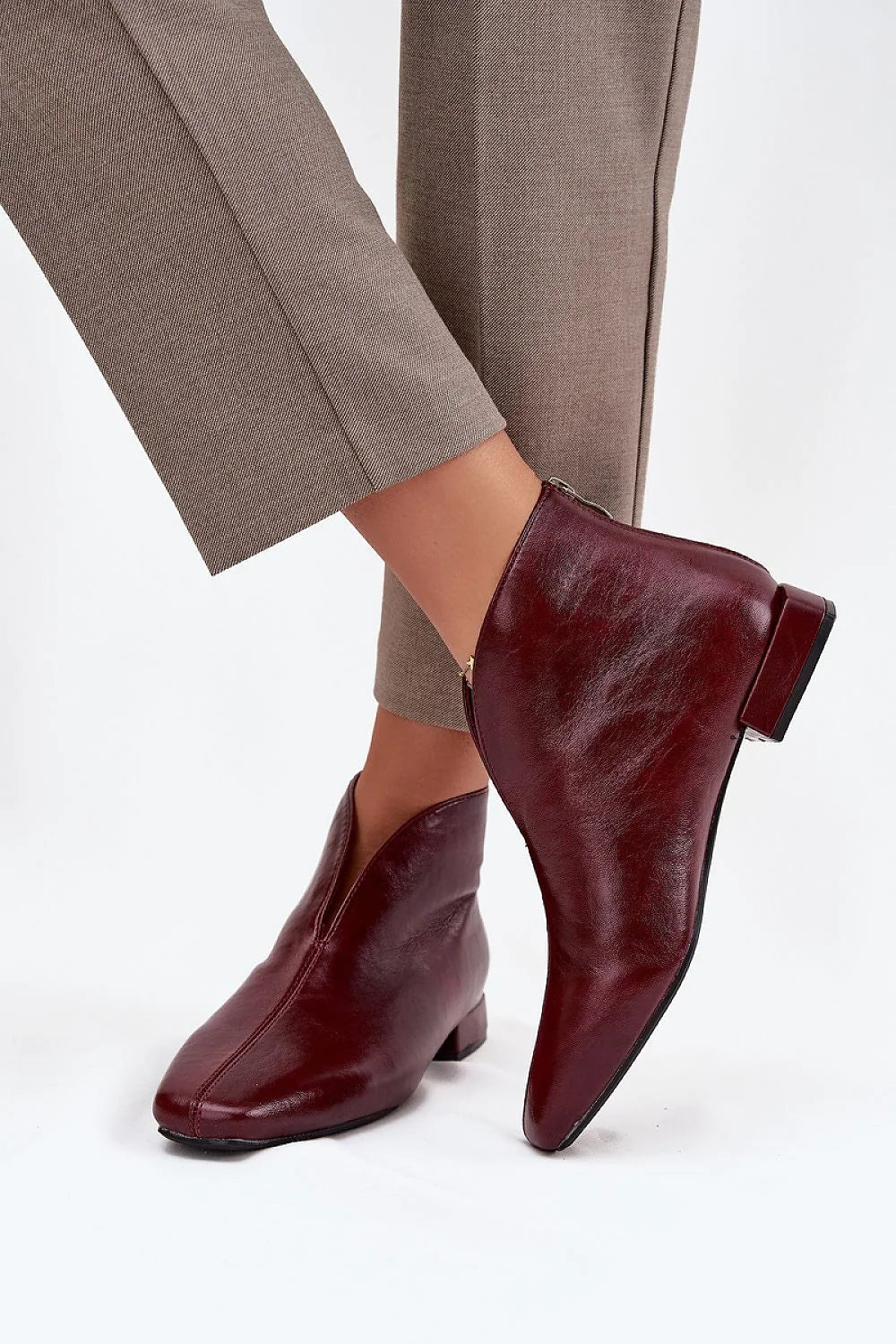 bottines femme cuir écologique bordeaux bout effilé arrondi talon bas carré fermeture arrière glissière finition brillante