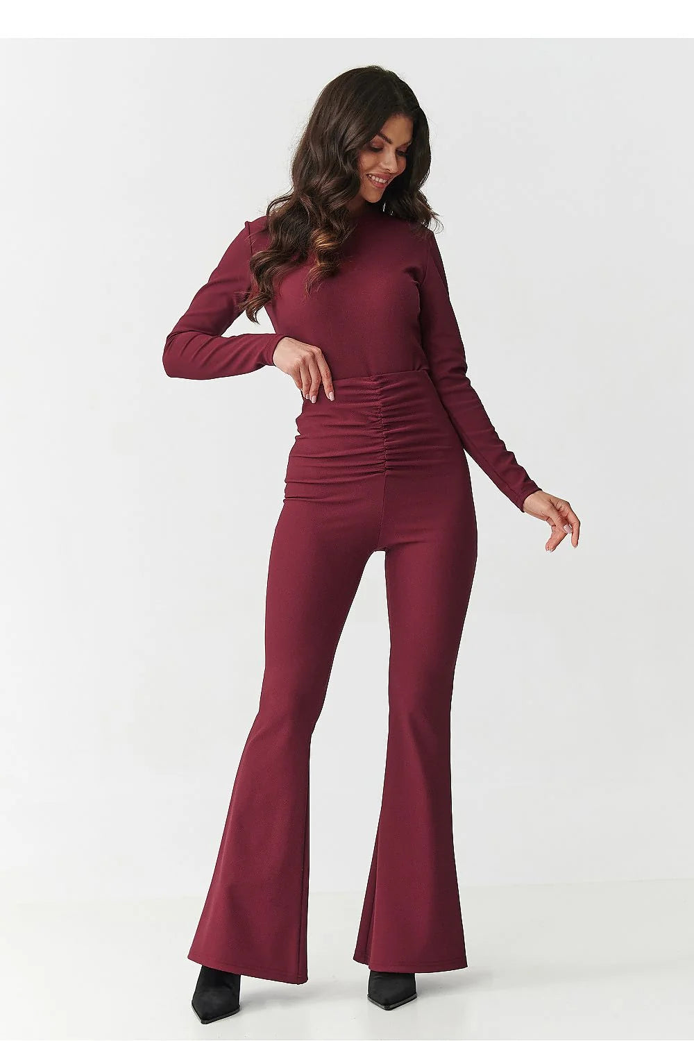 ensemble féminin élégant confortable côtelé stretch chemisier ajusté manches longues pantalon taille haute jambes évasées plissée bordeaux noir