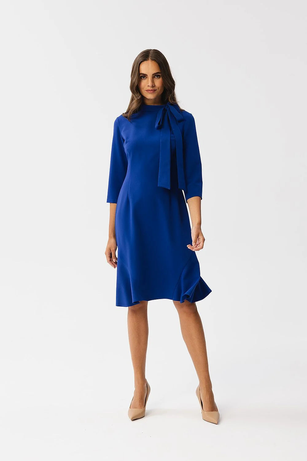 Robe élégante en bleu royal style classique moderne coupe évasée genoux manches 3/4 nœud décoratif ourlet asymétrique tissu doux occasion多种