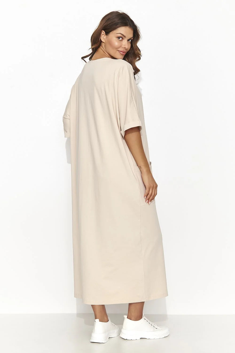 robe longue coton beige clair coupe droite col V manches trois quarts kaftan oversize poches plaquees detail dore