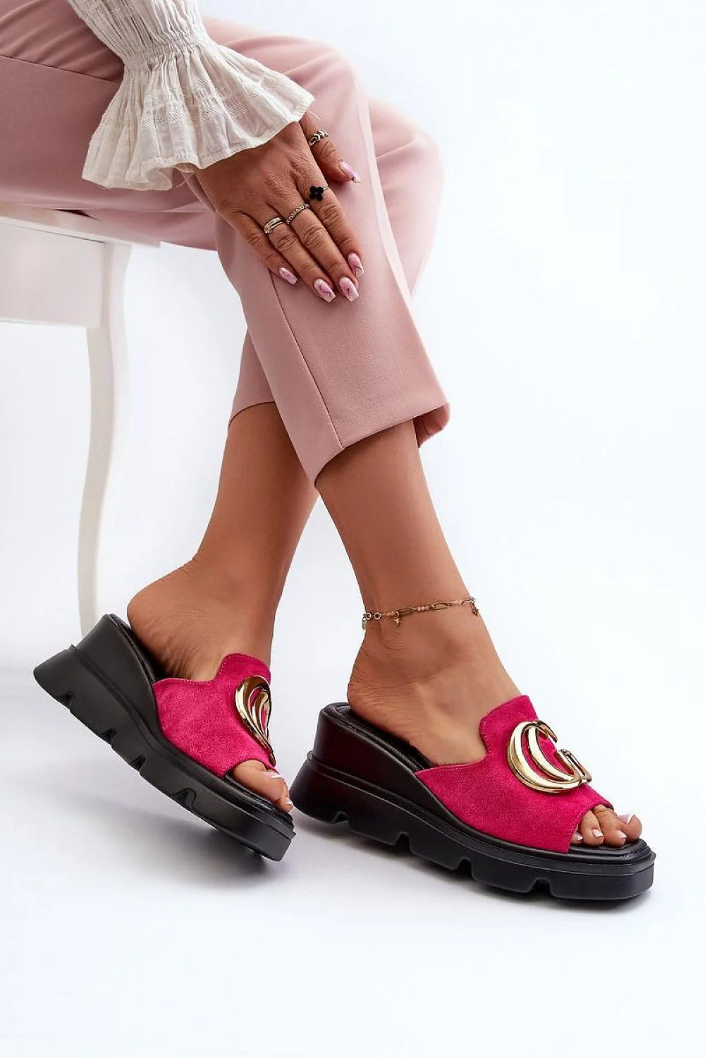 sandales femme suédine fuchsia bout ouvert talon compensé semelle crantée ornement doré chaîne cheville rembourrée confortable