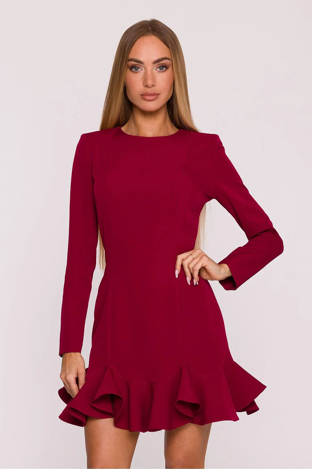 robe courte bordeaux manches longues col rond coupe ajustée coutures princesse volant ourlet ondulé matière mate légère élégante intemporelle