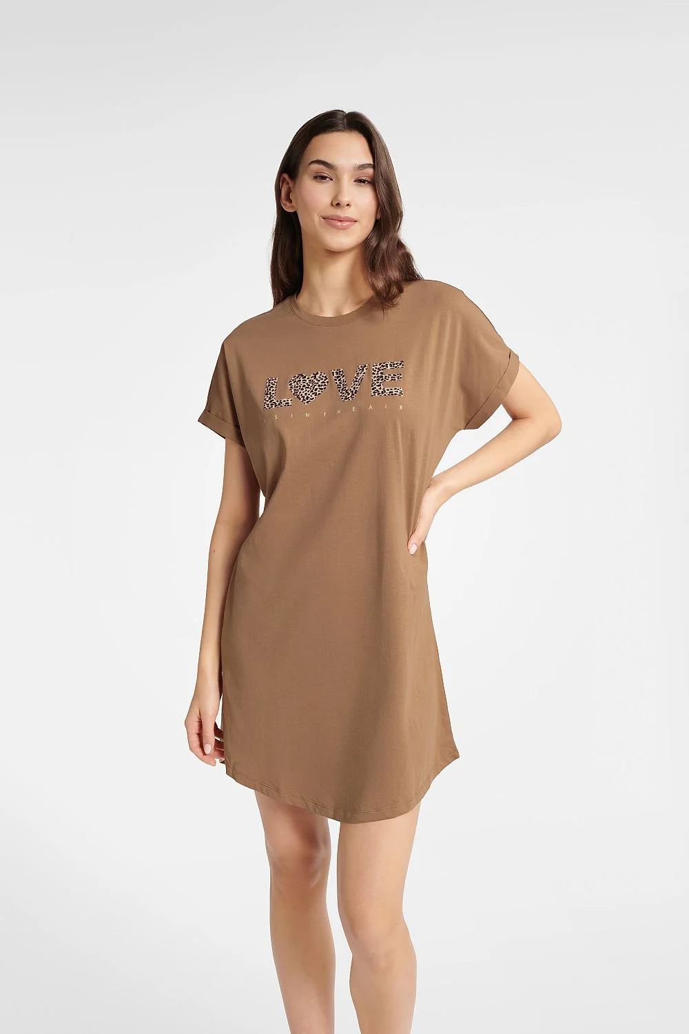 Chemise de nuit Henderson en coton biologique style décontracté manches courtes couleur caramel inscription LOVE détail leopard femme