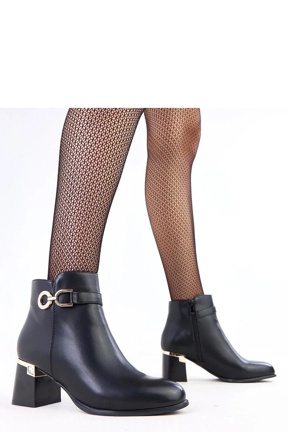 bottines femme cuir écologique noir boutamande talonstable hauteurconfortable tigecheville doublurechaude semelleinterieure glissierelaterale ornementmetalique boucledoree finitionbrillante silhouetteelegante