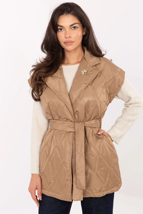 gilet matelassé ceinturé femme beige camel satiné hanche revers larges losanges rembourrage léger poches latérales broche élégant intemporel polyvalent chic