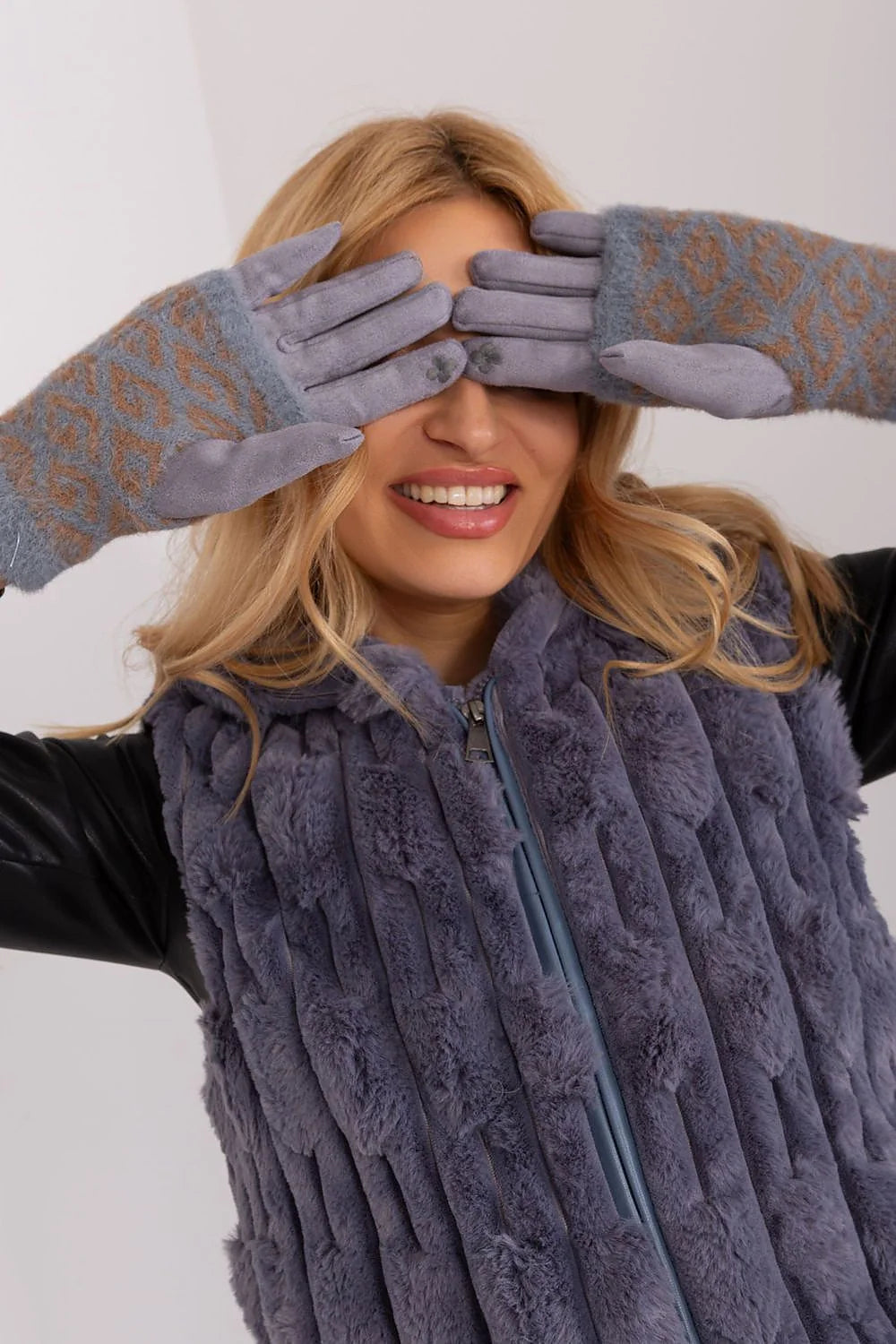 Gants élégants pour femmes avec motif géométrique gris doux, tricot isolant, fleur brodée index, coupe ajustée poignet resserré, matériau laineux fin, style sophistiqué