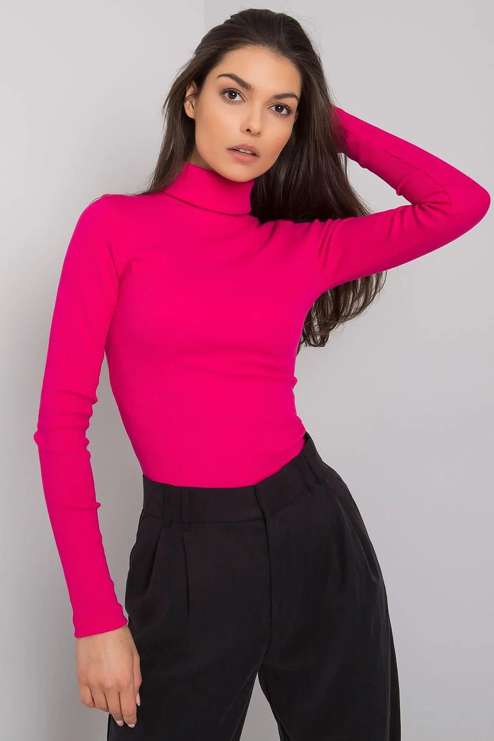 Haut à col roulé élégant pour femme en maille fine, couleur rouge audacieuse, coupe ajustée, manches longues, fabrication de qualité, idéal pour tenues sophistiquées