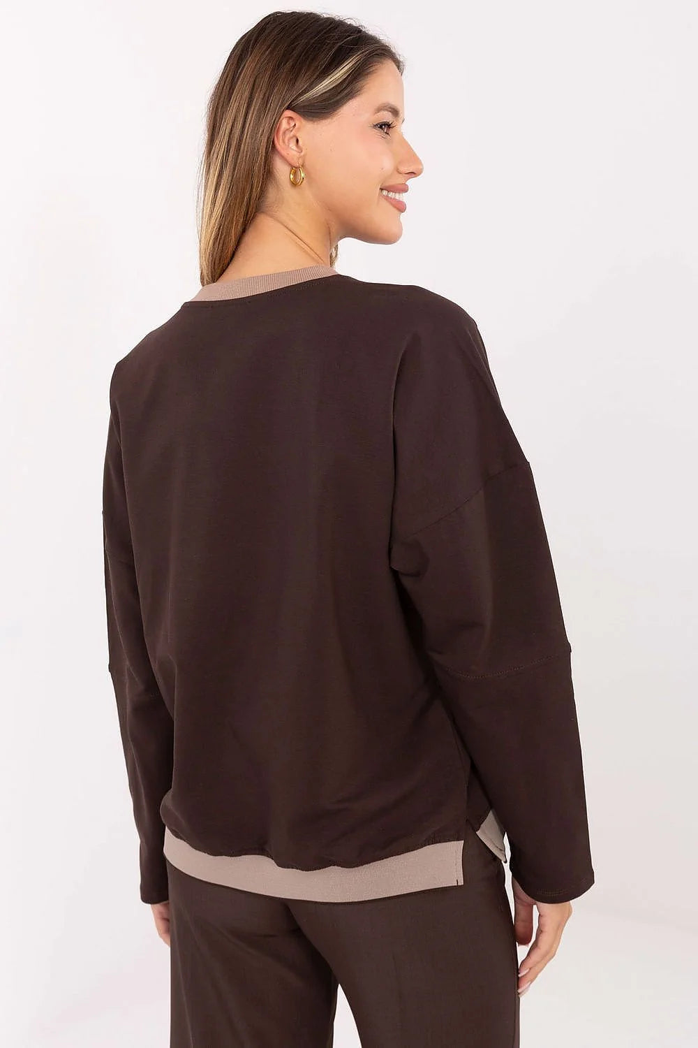 sweatshirt femme moderne décontracté confortable coton extensible élasthanne manches longues col rond brodé avant insert contrasté bas longueur standard élégant