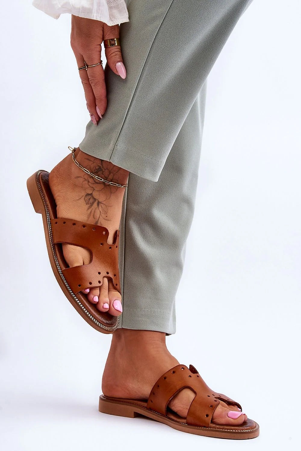 sandales mules femmes plates ouvertes cuir cognac lisse brides larges découpes perforations décoratives semelle rembourrée bordure métallisée style bohème