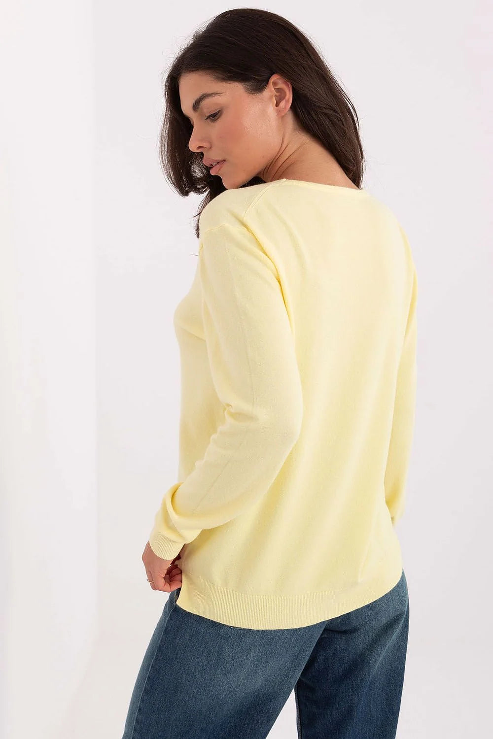 pull femme maille fine jaune pastel manches longues col V côtelées poignets ourlet extensible viscose élasthanne