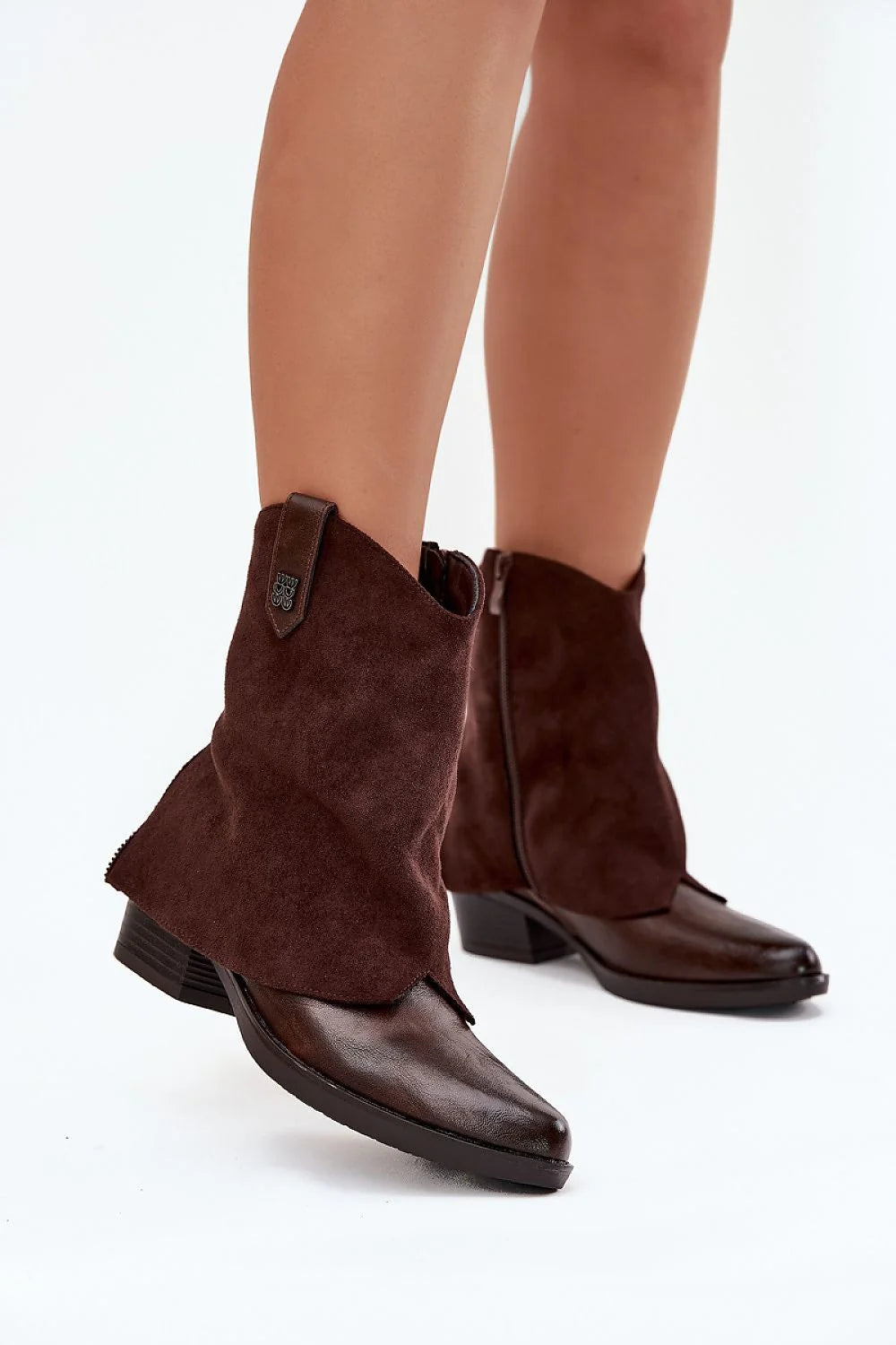bottines western cowboy montantes cuir suède marron pointu talon carré fermeture latérale doublure semelle antidérapante élégantes urbain chic