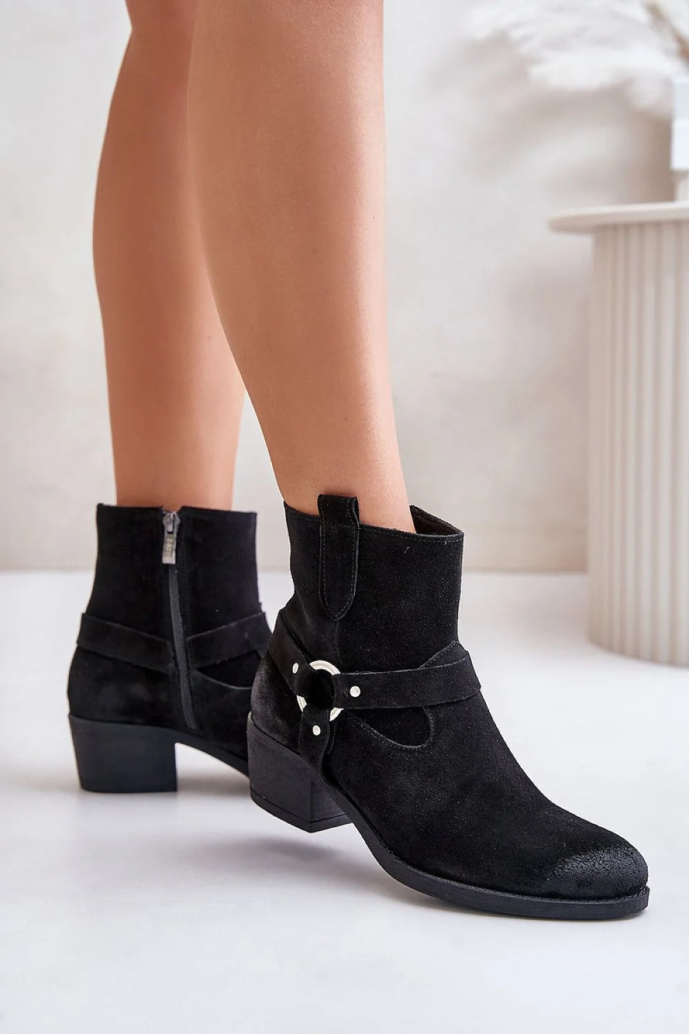 Bottines féminines en cuir suédé noir talon carré sangle cheville anneau métallique occasion automne-hiver