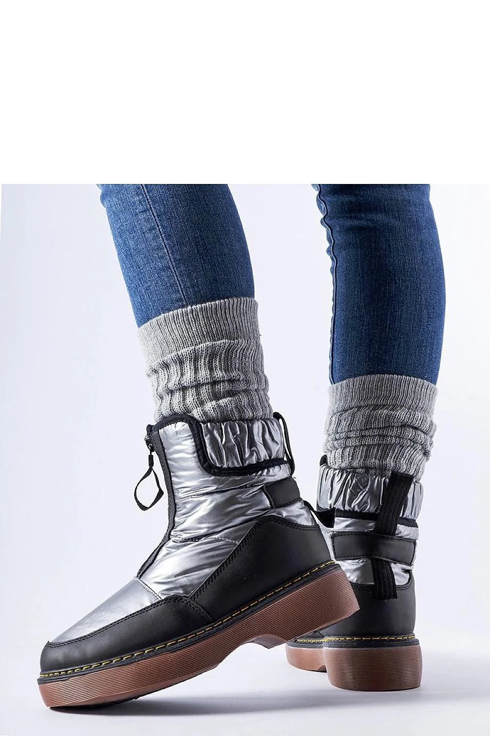 Bottes de neige modernes pour femmes en textile argenté et cuir noir mat, fermeture éclair latérale, semelle compensée en gomme brune, design urbain élégant