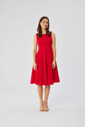 Robe élégante sans manches en rouge vif taille marquée silhouette fit and flare femme occasion spéciale