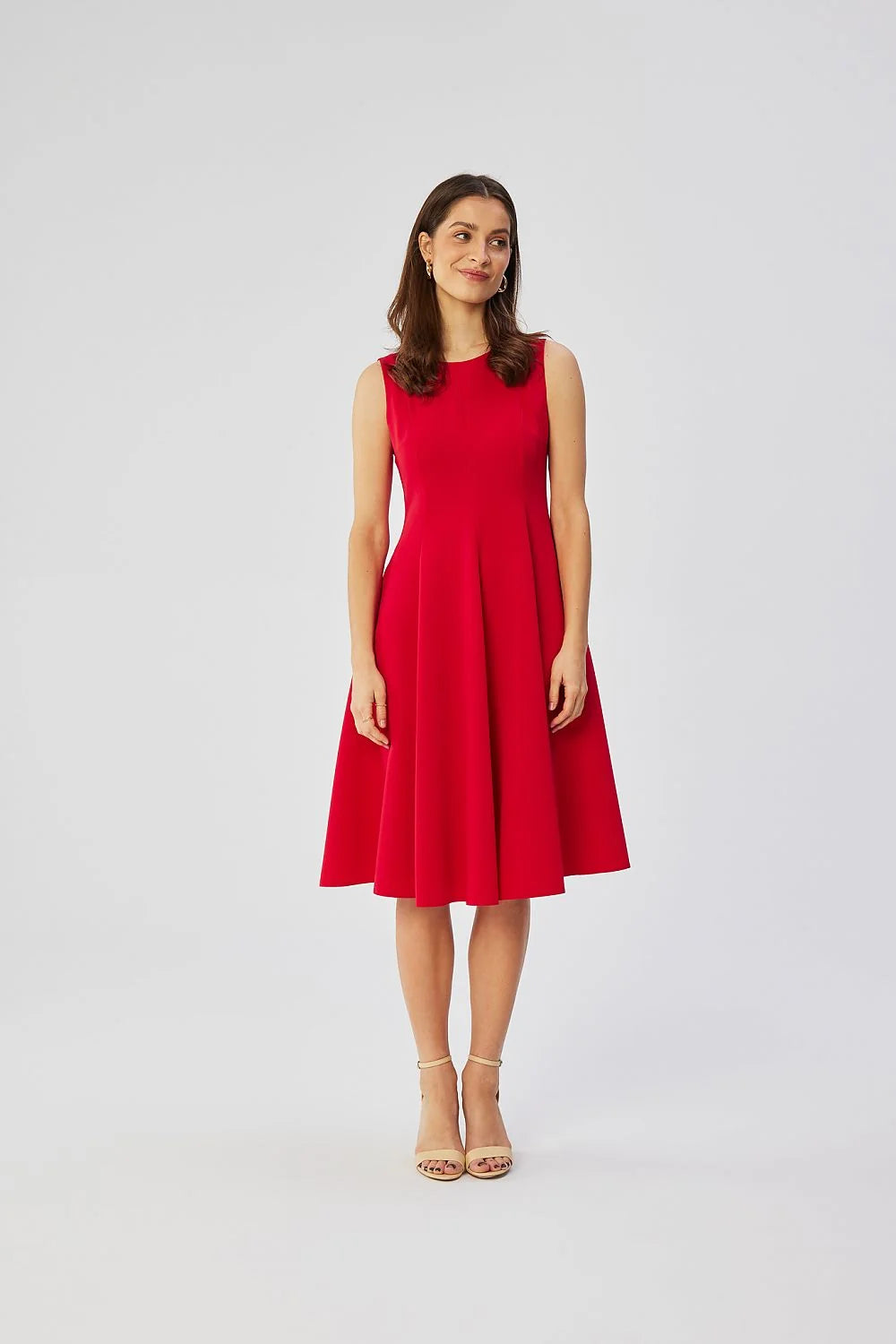 Robe élégante sans manches en rouge vif taille marquée silhouette fit and flare femme occasion spéciale
