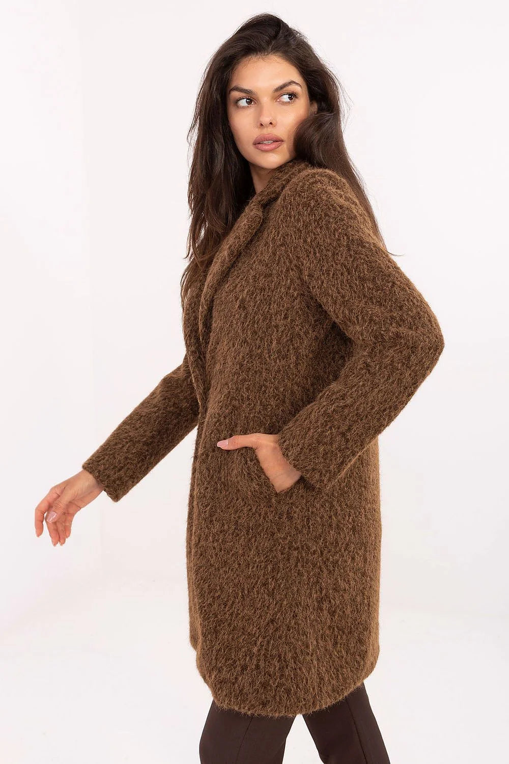 manteau femme mi long maille pelucheuse marron coupe droite légèrement évasée col tailleur manches longues bouton doré mohair