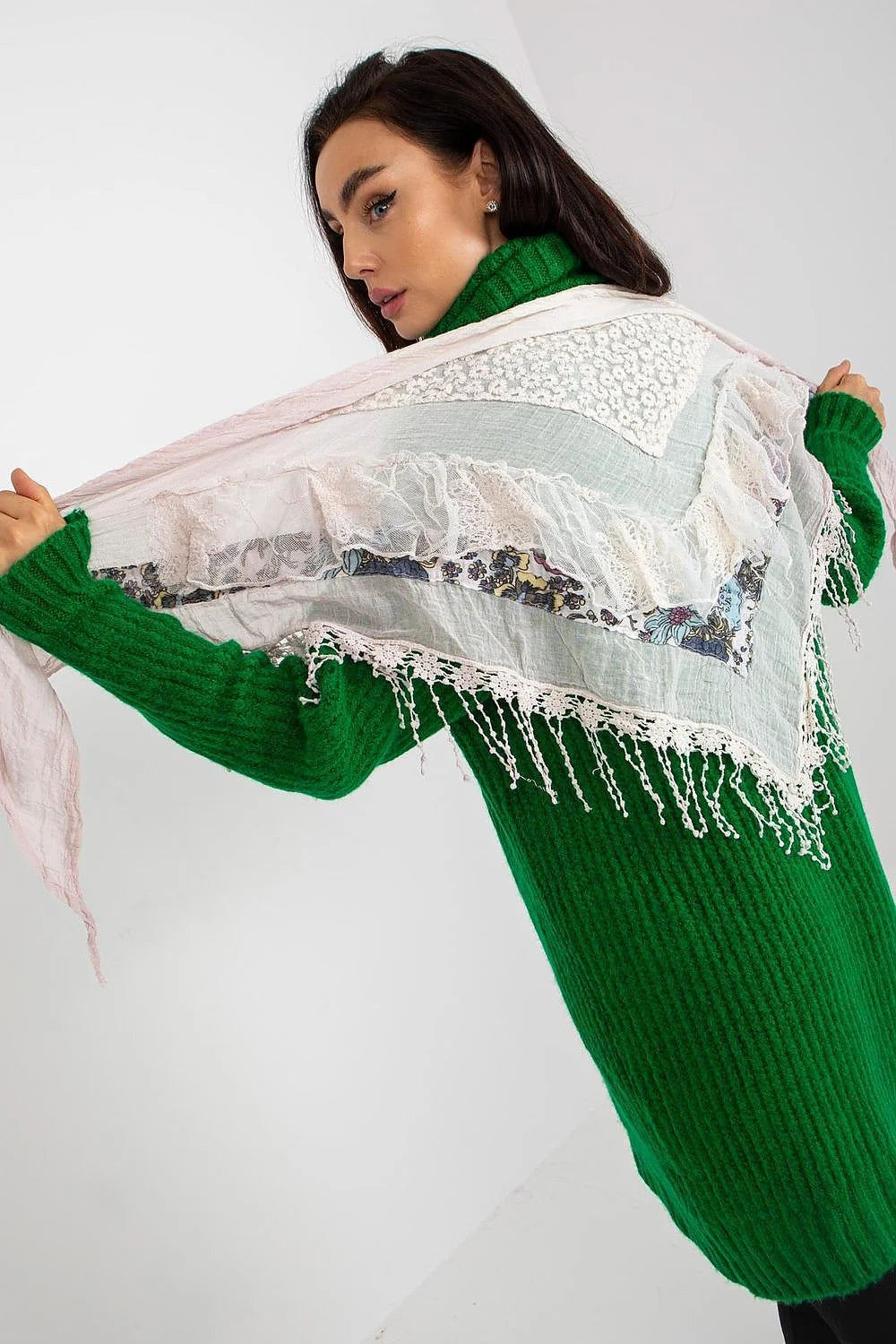 Pull ample en laine maille épaisse vert vibrant col roulé écharpe dentelle fleurie franges boho chic