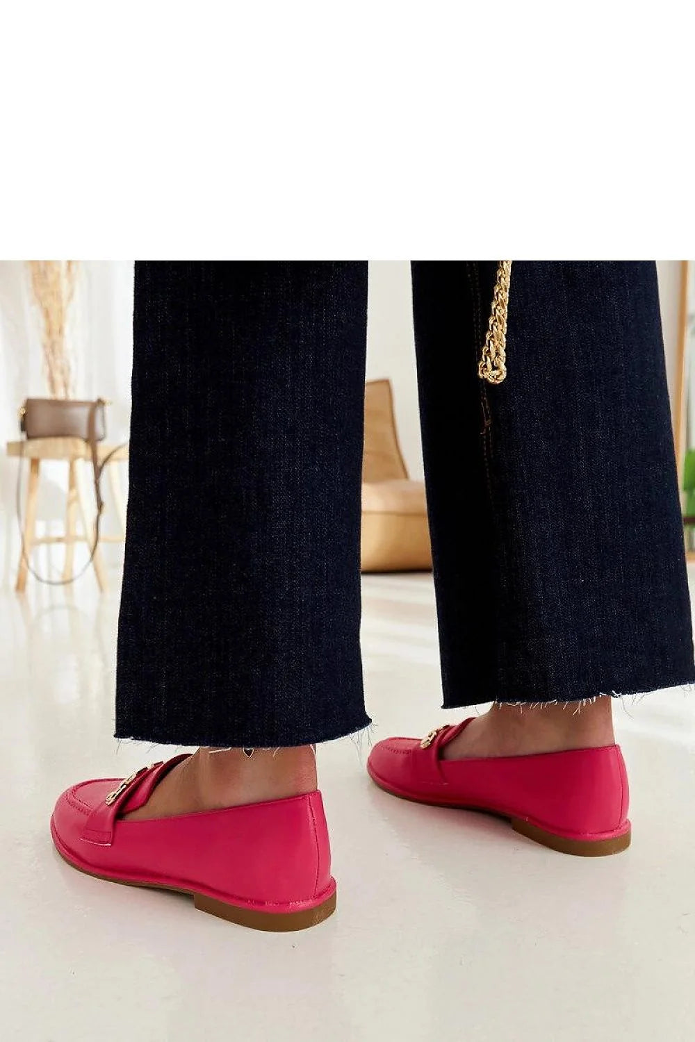 Mocassins femme rose vif design moderne style élégant cuir synthétique semelle naturelle doré métal chaîne occasion estivale