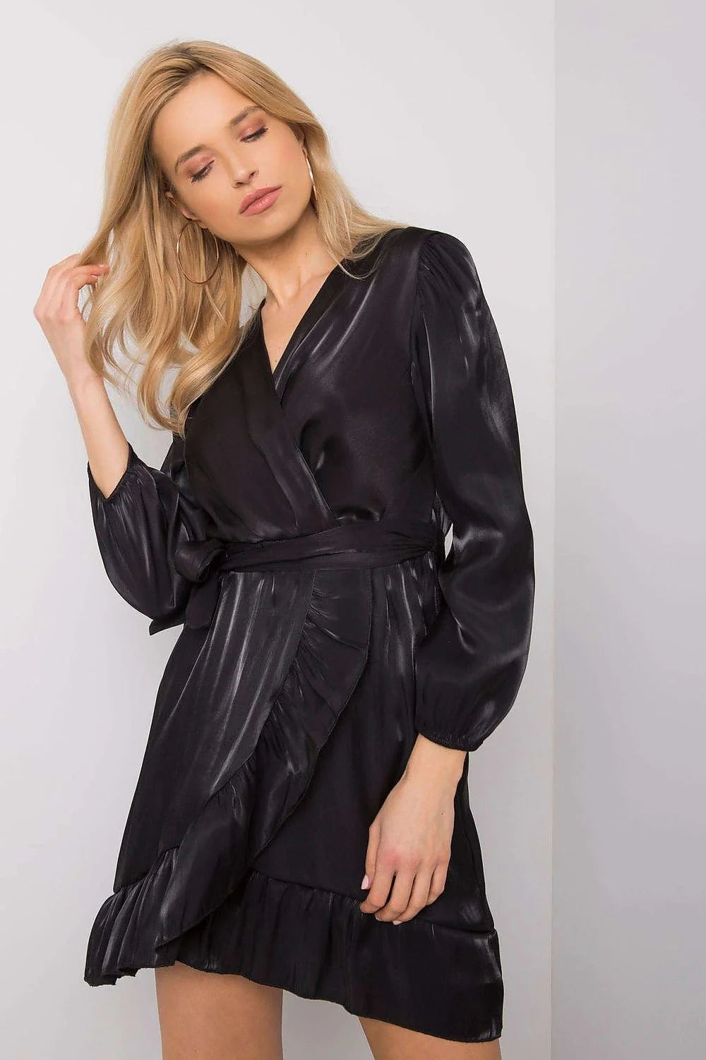 Robe de soirée élégante noire manches longues style portefeuille volants satiné ceinture ajustable femme