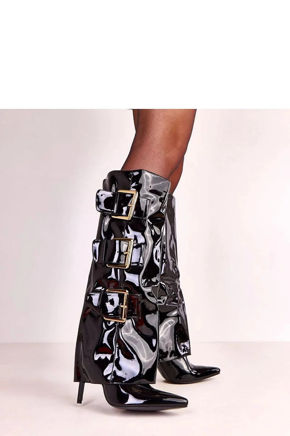 bottes vernies noires hautes talon stiletto pointu tige retroussée boucles dorées réglables laquées glam rock élégantes confortables