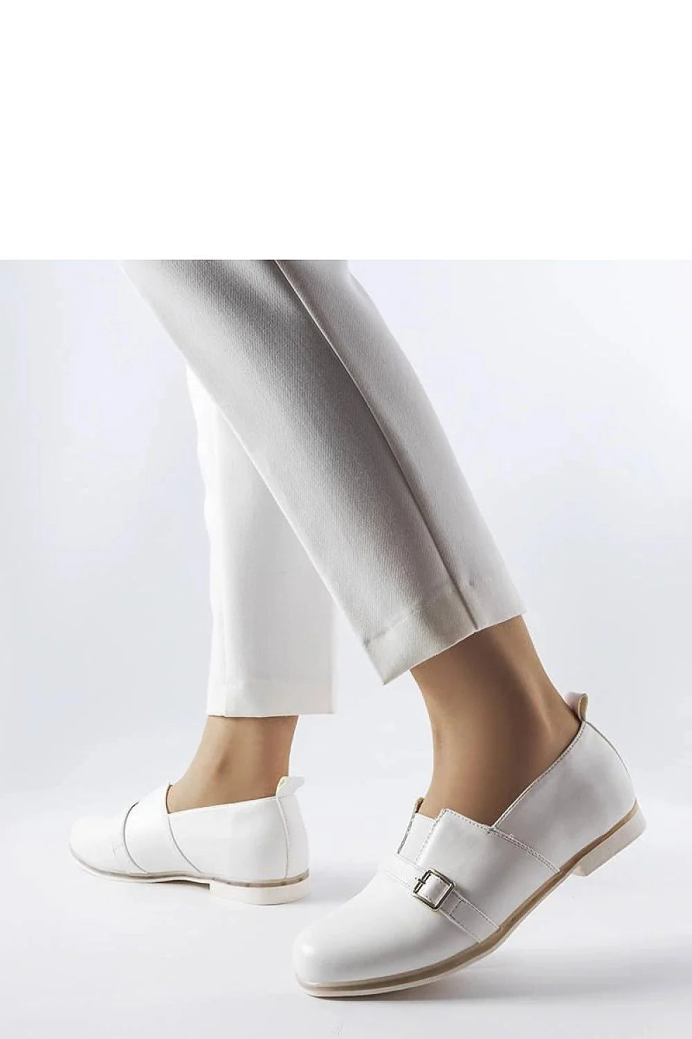 Chaussures pour femmes mocassin blancs en cuir lisse, semelle en caoutchouc, détails métalliques, style élégant et minimaliste, confort optimal, occasions décontractées et formelles