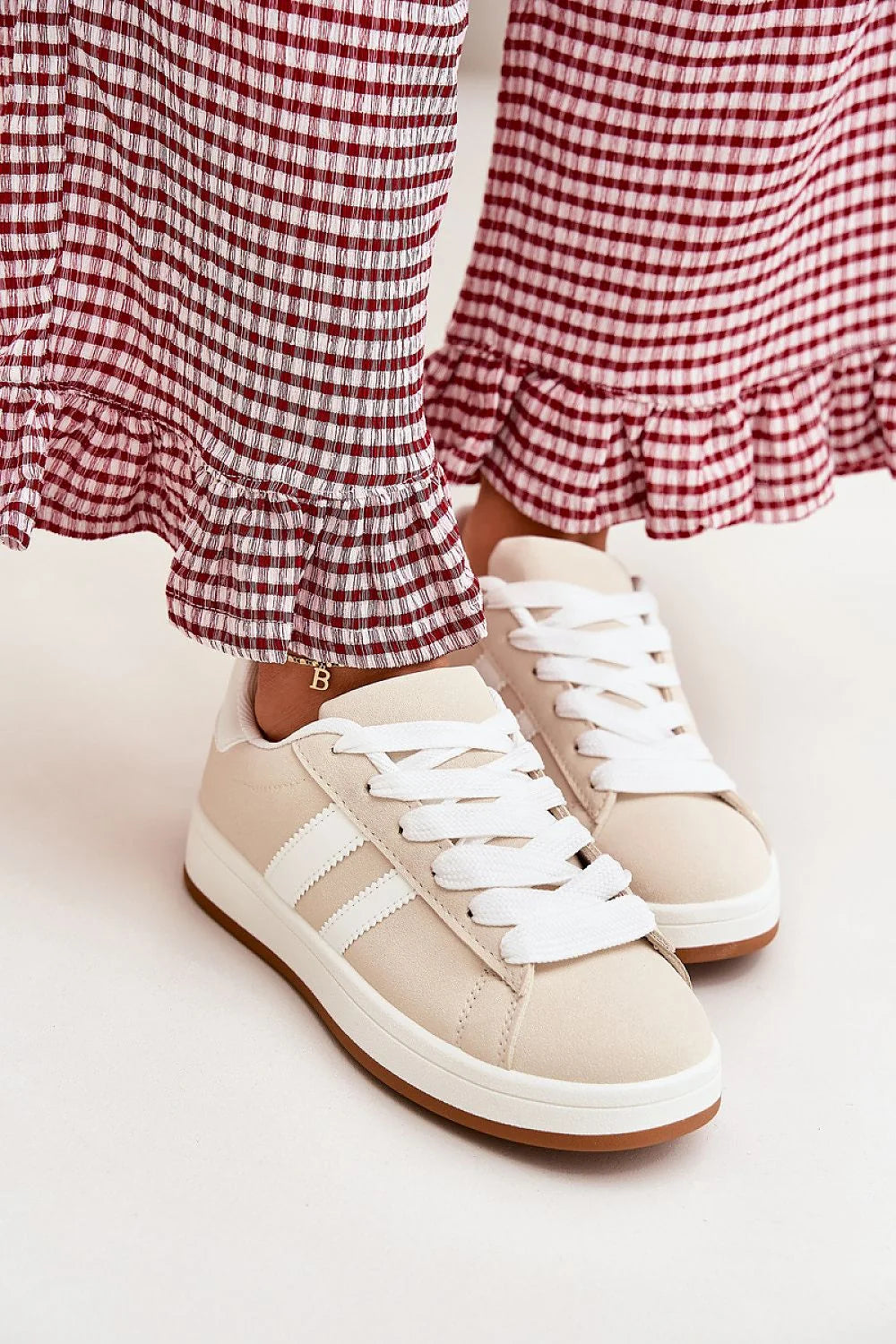 Chaussures de sport pour femmes en cuir artificiel style décontracté beige clair semelle blanche lacées confortable