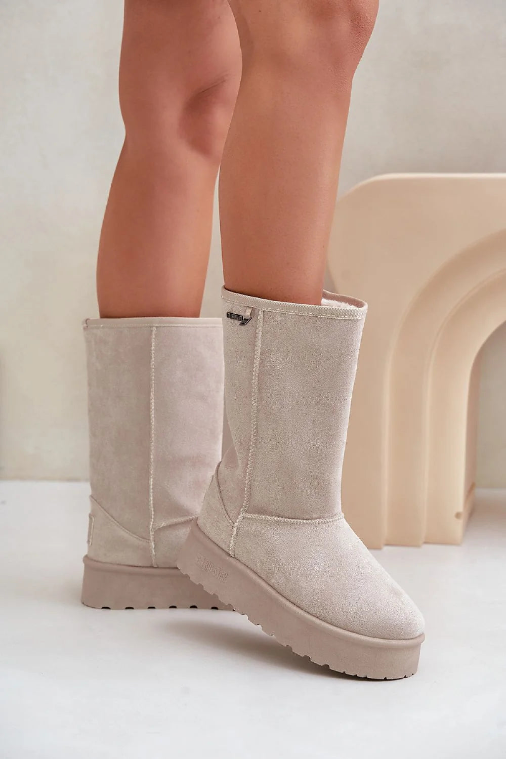 Bottes de neige suédine beige confortables style minimaliste semelle épaisse antidérappante pour femmes modernes élégantes