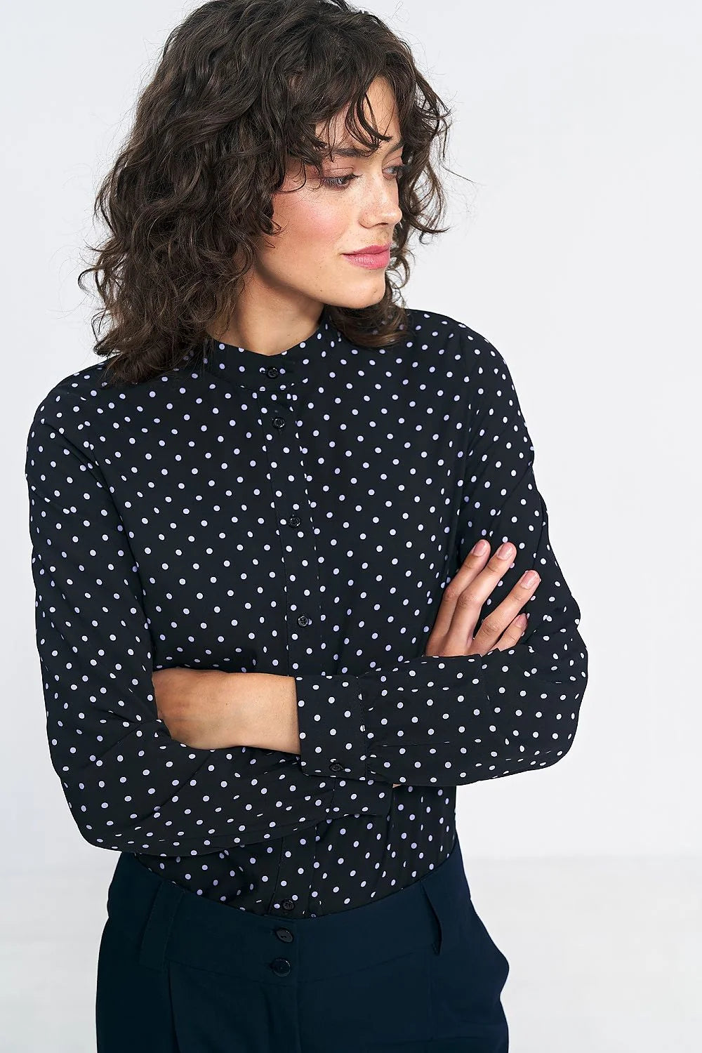 Chemise femme longues manches boutonnée col montant pois blancs sur fond noir 100% viscose élégante professionnelle