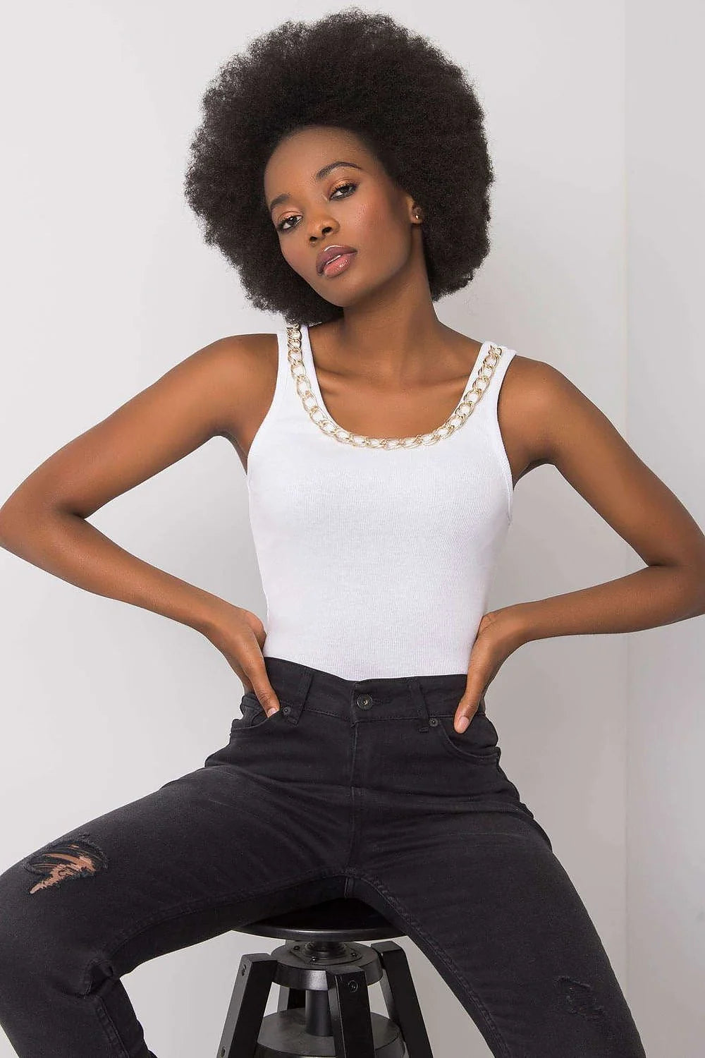 débardeur femme blanc côtelé coton élasthanne stretch ajusté slim bretelles larges encolure ronde chaîne dorée minimaliste polyvalent habillé