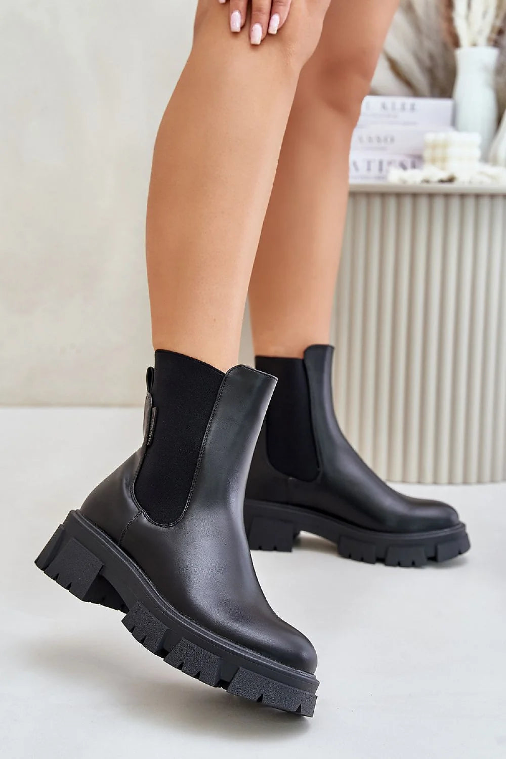Bottines Chelsea en cuir lisse noir élastiques côtés semelle crantée hauteur 16 cm confortable élégante femmes