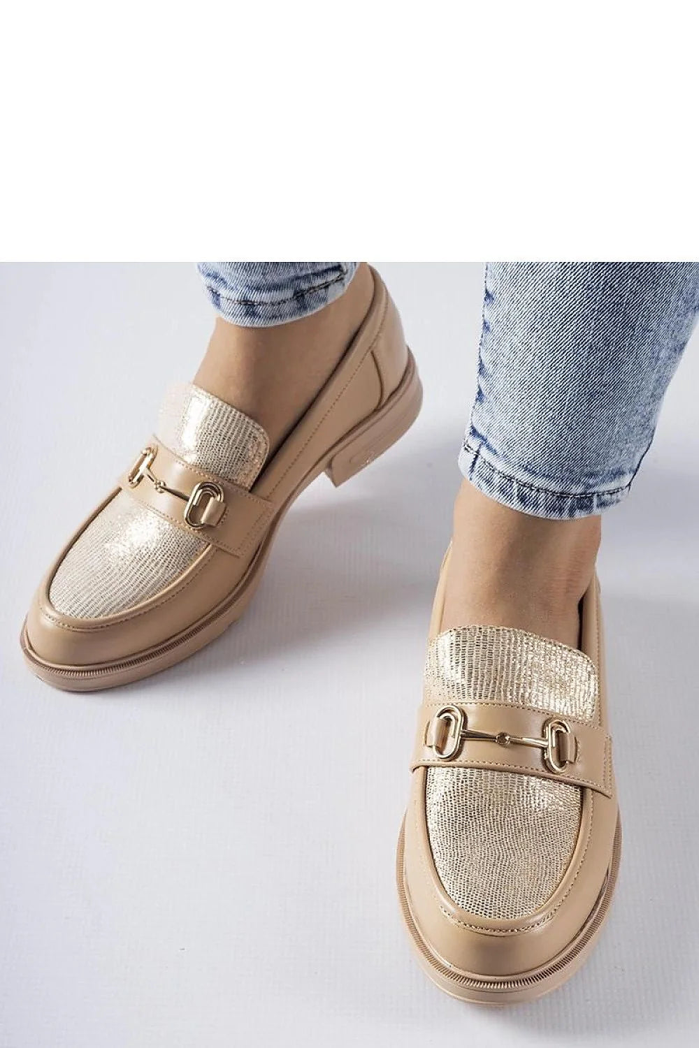 Moccasins pour femmes beige cuir similé style classique moderne boucle dorée coupe basse confortable été ville occasionnels