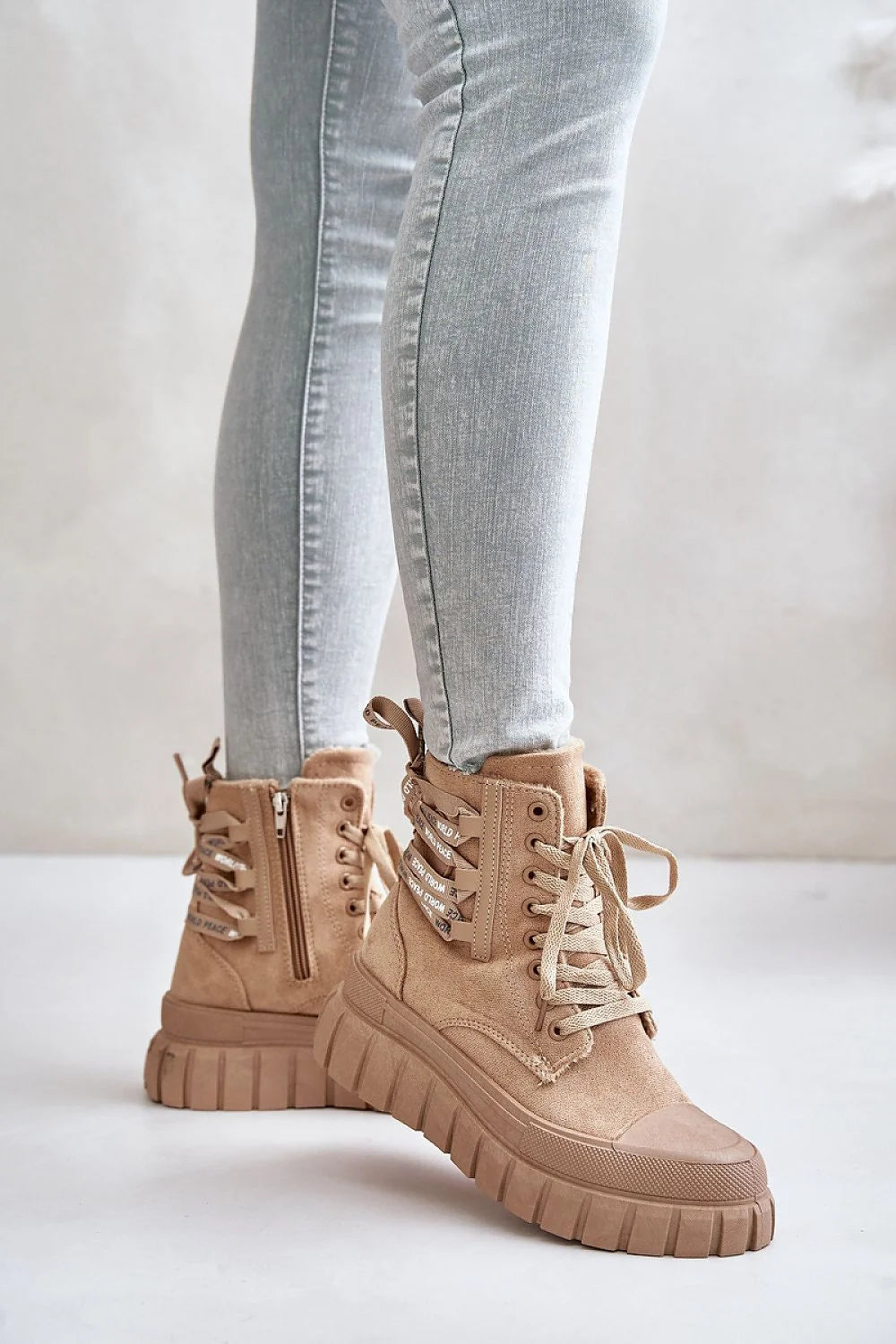 Bottines pour femmes en suède synthétique beige clair style casual tendance avec semelle épaisse crantée et fermeture éclair latérale